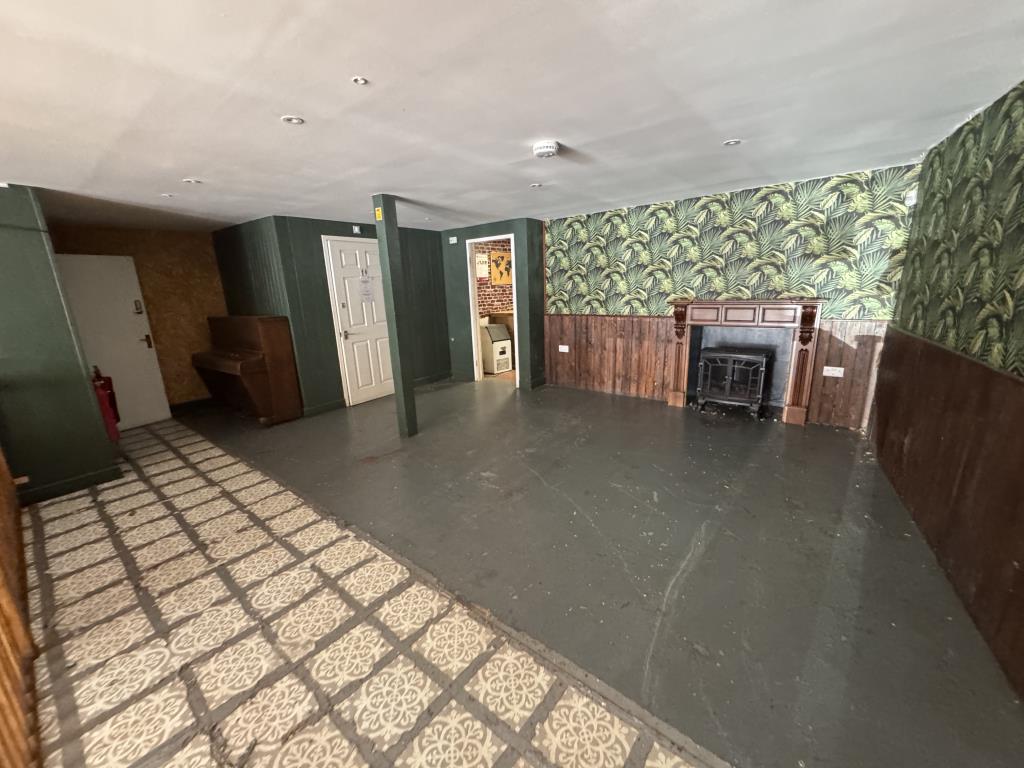 Lot: 93 - PART LET TOWN CENTRE COMMERCIAL INVESTMENT WITH POTENTIAL - View of the far end of the pub